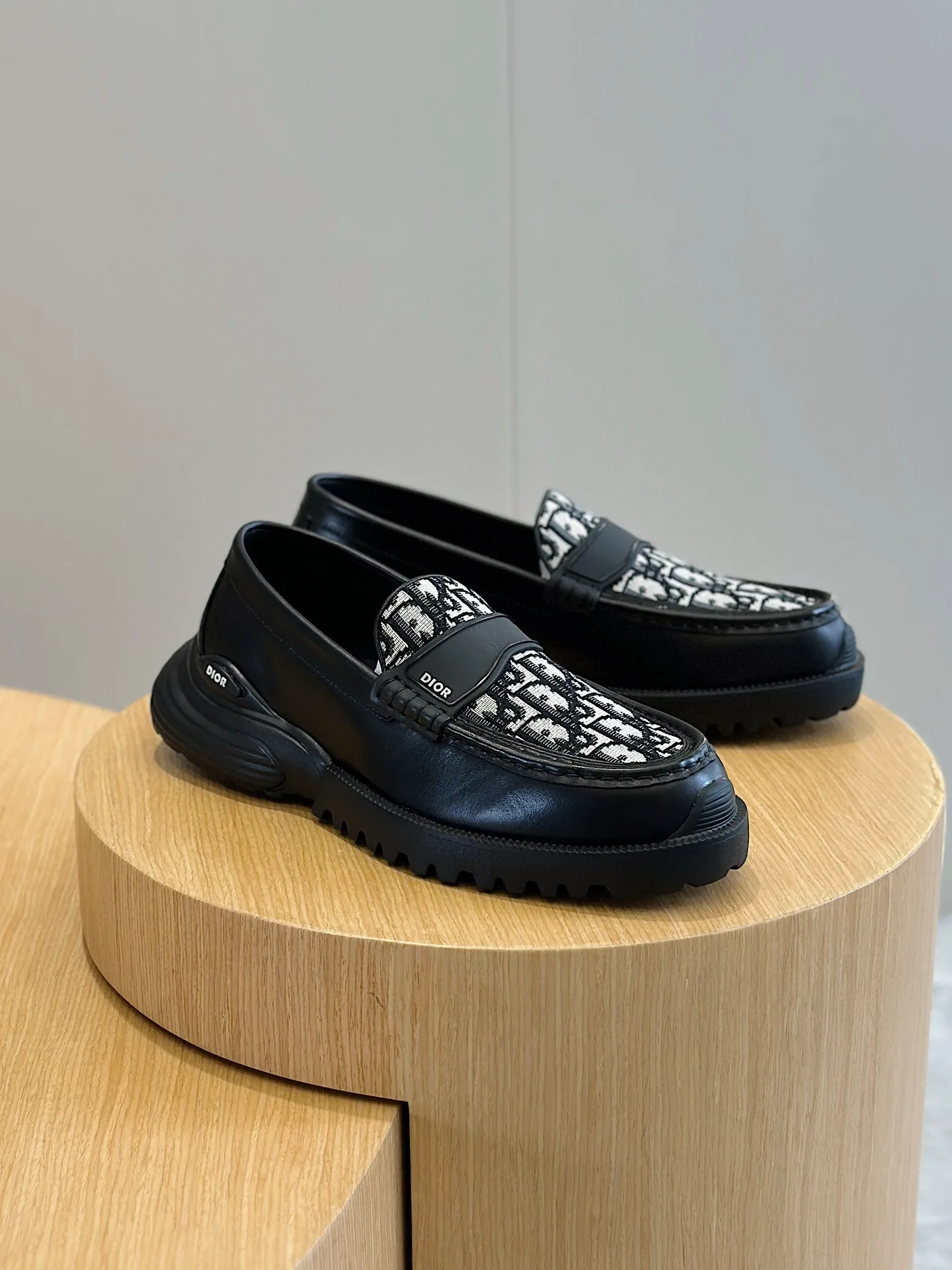 Factory price: 540💰◾️▫️Dior Combat Derby shoes are a new product in the 2024 spring men's wear series, presenting a mixed style that combines fashion design with sports elements. Crafted from black buffed calfskin leather with beige and black Oblique print panels on the sides and tongue. Designed with laces and technical zipper closure, the lightweight mixed-style sole highlights the charm of high-end customization. The Dior signature on the side enhances the style and will add a trendy touch to any look this season. Size: 39-44 (customized at 38.45)